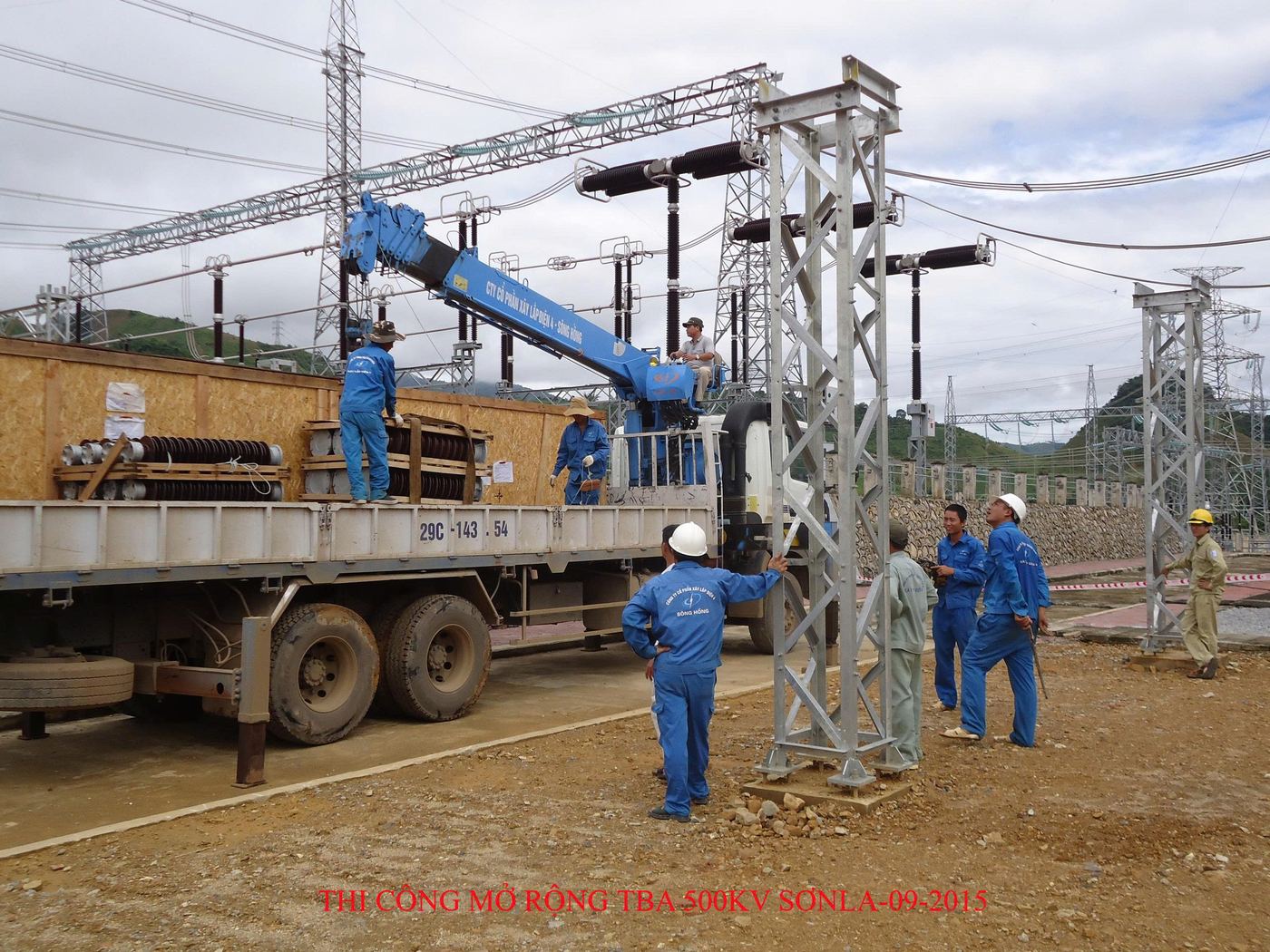 Cẩu lắp thiết bị tại trạm biến áp 500KV Sơn La — tháng 9/2015