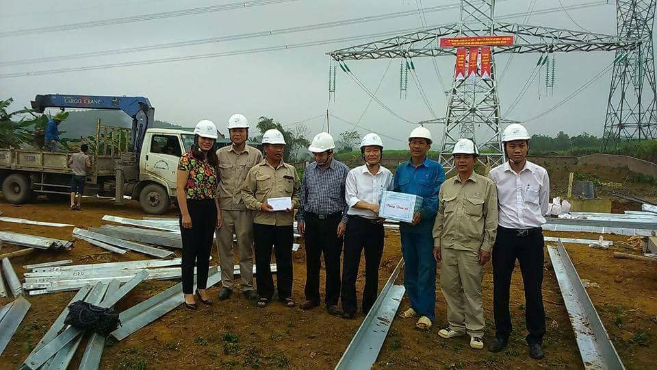 Lãnh đạo công ty tặng quà tổ đội thi công tại chân cột thép