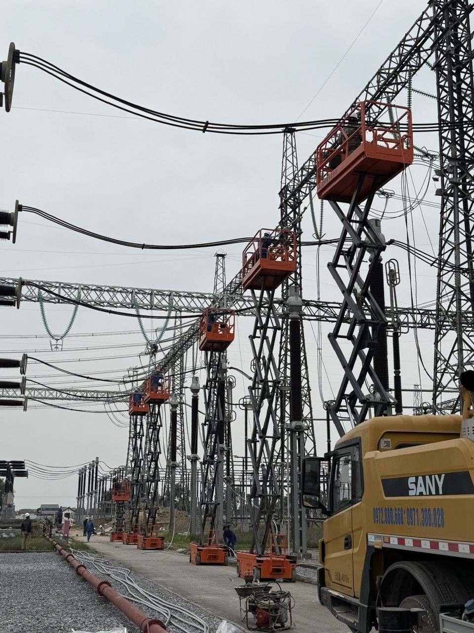 Thi công ngăn lộ trong trạm biến áp bằng xe nâng người